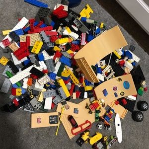 LEGOS (#8) MUST BUNDLE. (Max of 4 Lego Sets )